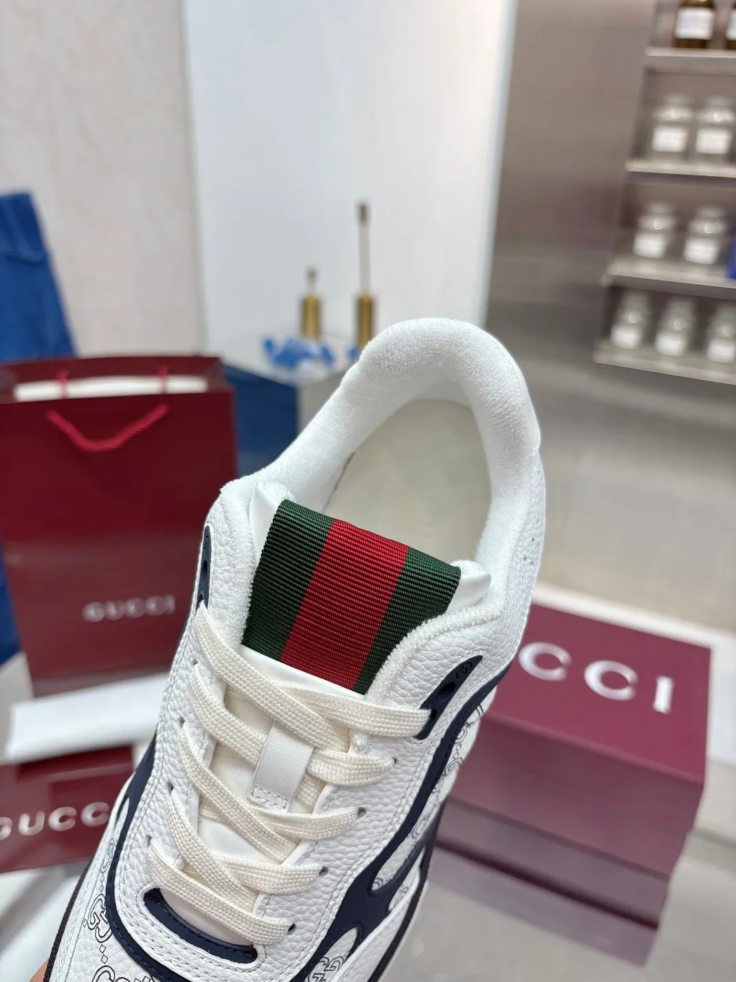 Men's Men's Shoes 💰660 Gucci Gucci's latest hot-selling series of high and low-top distressed couple sneakers are shipped. Original purchase, development and production. This high-low top sneaker adopts a basketball-style silhouette design, cleverly integrated with hollow panels and distressed effects, showing its unique ingenuity. The ingenuity incorporates brand logo details such as interlocking Double G styling accessories and Gucci lettering, a low-key tribute to the brand's design heritage.  ▪️ Fabric: Original customized imported first-layer cowhide ▪️ Lining: Sweat-absorbent and deodorant towel lining ▪️ Sole: Original molded TPU sole ▪️ Sole thickness: 3cm ▪️ Size: Male 39-46 (46 customized)
